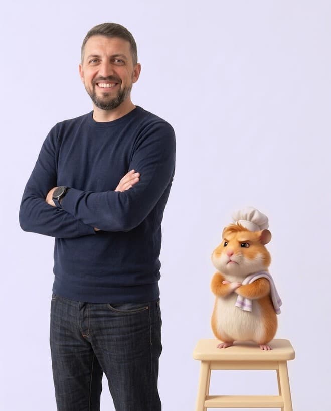 Guillaume Clerc, fondateur d'Ergalo, bras croisés et souriant ; Marcel, sur un tabouret, croise les bras lui aussi et boude